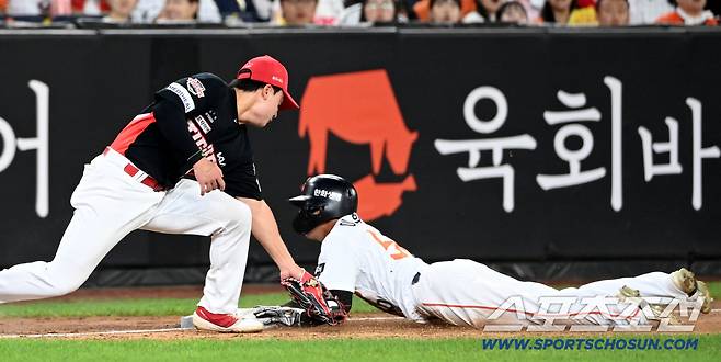 2일 대전 한화생명볼파크에서 열린 KIA와 한화의 경기, 5회말 무사 1,2루 한화 하주석의 번트�� 2루주자 이원석이 3루 세이프되고 있다. KIA 3루수는 윤도현. 대전=허상욱 기자wook@sportschosun.com/2025.09.02/
