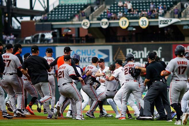 DENVER, CO - SEPTEMBER 2: The San Francisco Giants and Colorado Rockies fight on the field after a verbal altercation between Kyle Freeland #21 of the Colorado Rockies and Rafael Devers #16 of the San Francisco Giants after Devers hit a two run home run in the first inning at Coors Field on September 2, 2025 in Denver, Colorado. Justin Edmonds/Getty Images/AFP (Photo by Justin Edmonds / GETTY IMAGES NORTH AMERICA / Getty Images via AFP)
<저작권자(c) 연합뉴스, 무단 전재-재배포, AI 학습 및 활용 금지>