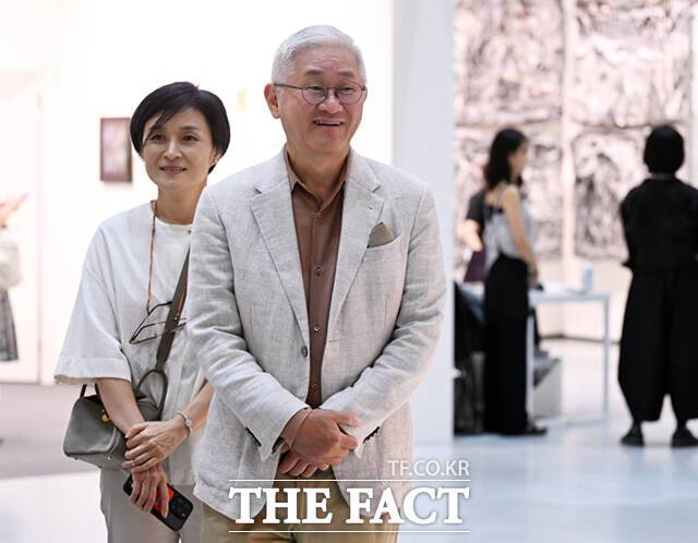 서경배 아모레퍼시픽그룹 회장과 부인 신윤경 씨가 3일 서울 강남구 코엑스에서 열린 '프리즈 서울 2025(Frieze Seoul 2025)'에 참석해 전시를 관람하고 있다. /이새롬 기자