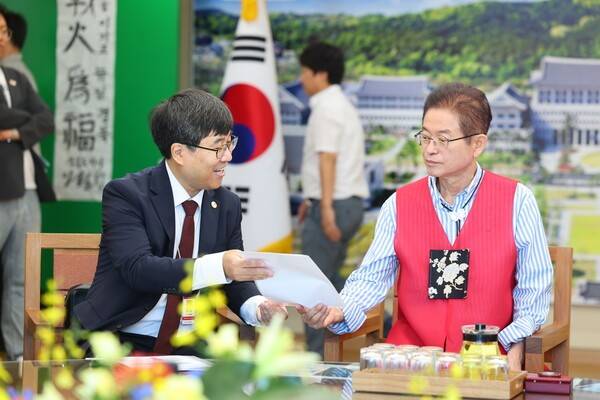 이철우 경북지사가 중국방송매체와 인터뷰를 하고 있다./사진-경북도