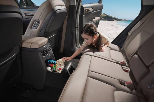 EV5의 센터콘솔에는 1열과 2열이 모두 이용할 수 있는 확장형 수납공간이 있다. 기아