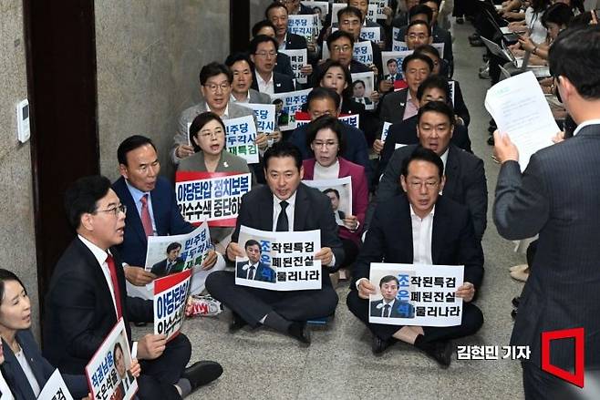 장동혁 국민의힘 대표, 송언석 원내대표 등 의원들이 3일 국회 원내대표실 앞 복도에서 특검의 압수수색을 비난하며 규탄농성을 하 있다. 2025.9.3 김현민 기자