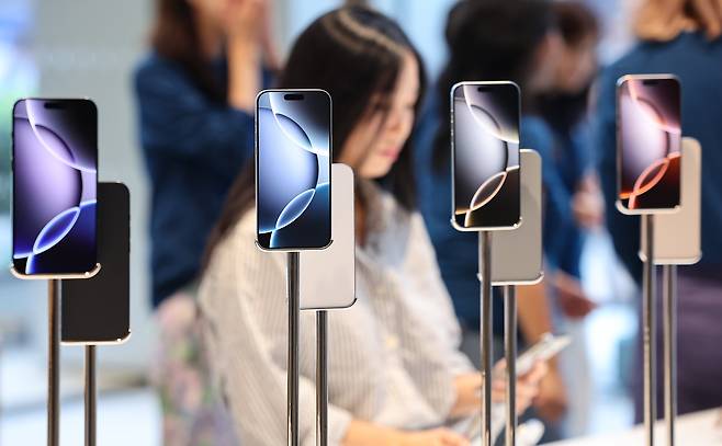 서울 중구 명동 애플스토어에서 시민들이 '아이폰16 시리즈'를 살펴보고 있다./뉴스1