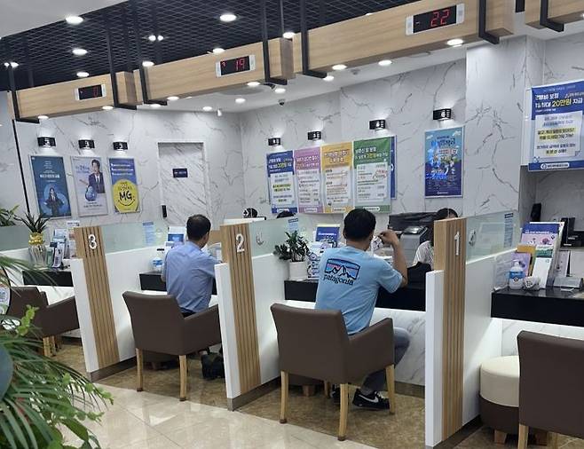 2일 서울시 중구 남산동 명동새마을금고 창구에서 고객들이 상담받고 있다.ⓒ데일리안 박상우 기자