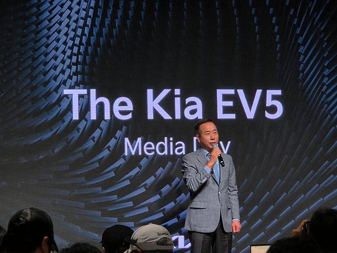 정원정 기아 국내사업본부장 부사장이 지난 2일 서울 강남구에 위치한 프로젝트 스페이스 라인에서 열린 '더 기아 EV5 미디어데이' 행사에서 환영사를 하고 있다. ⓒ데일리안 정진주 기자