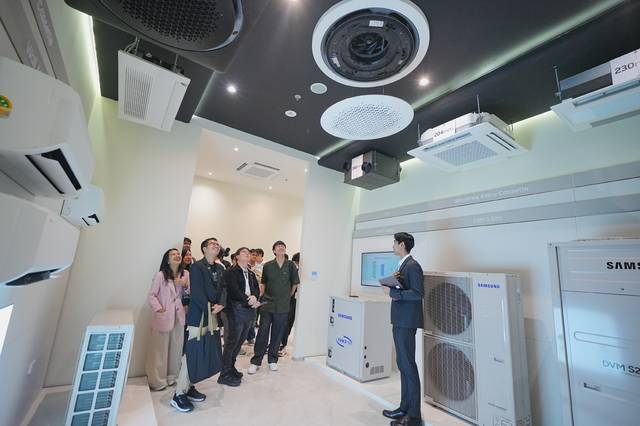 삼성전자가 지난달 29일(현지시간) 태국 방콕에 개소한 비즈니스 익스피리언스 스튜디오(BES)를 찾은 방문객들이 ‘에어컨 쇼룸’ 전시 공간을 구경하고 있다. 삼성전자 제공