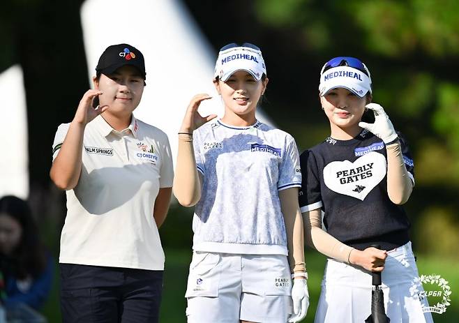 지난달 24일 경기 포천 포천힐스CC에서 열린 BC카드 한경 레이디스컵에서 홍정민(왼쪽부터), 박현경, 이예원이 기념촬영 하고 있다. KLPGA 제공