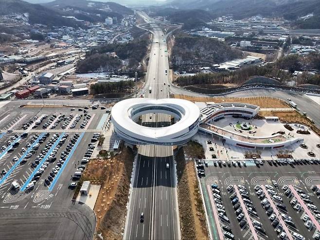 세종포천고속도로 안성∼구리 구간에 자리잡은 처인휴게소 모습.