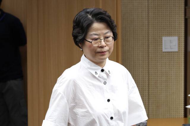 강정혜 비상임위원이 전원위원회 회의장으로 입장하고 있다. 2025년 6월9일의 모습. 정용일 선임기자 yongil@hani.co.kr