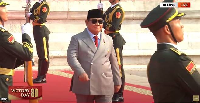 3일 중국 베이징에서 열리는 ‘중국 인민 항일 전쟁 및 반파시스트 전쟁 승리’(전승절) 80주년 기념 열병식에 참석하고 있는 프라보워 수비안토 인도네시아 대통령. 시지티엔 갈무리