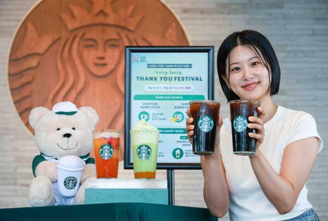 스타벅스코리아가 두 번째 커피를 60% 할인해 주는 ‘원 모어 커피’ 이용 고객이 전주 대비 50% 늘었다고 3일 밝혔다. 스타벅스코리아 제공