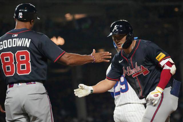 애틀랜타 김하성이 3일 미국 일리노이주 시카고 리글리 필드에서 열린 메이저리그 시카고 컵스와 원정 경기에서 7회초에 안타를 친 뒤 1루 코치와 하이파이브를 하고 있다. 시카고=AP 연합뉴스