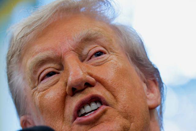 도널드 트럼프 미국 대통령이 2일 미 워싱턴 백악관 대통령 집무실(오벌오피스)에서 발언하고 있다. 워싱턴=로이터 연합뉴스