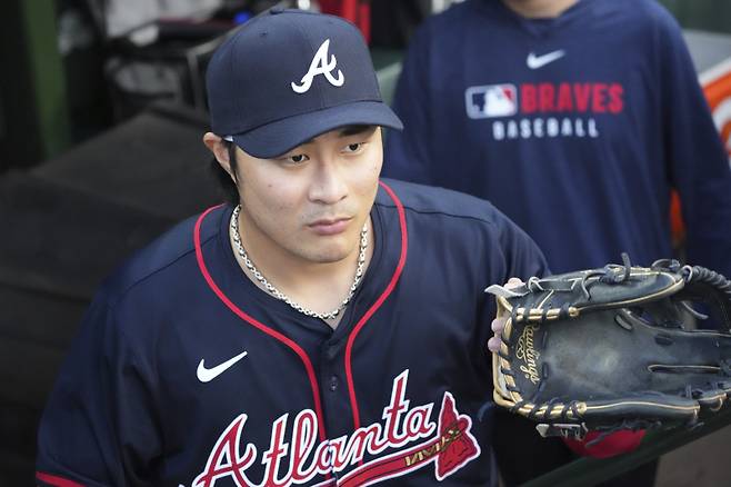 <yonhap photo-1845="">애틀랜타 브레이브스로 옮긴 김하성이 3일(한국시간) 시카고 컵스 원정 도중에 팀에 합류, 경기 출장을 준비하고 있다. AP=연합뉴스 </yonhap>