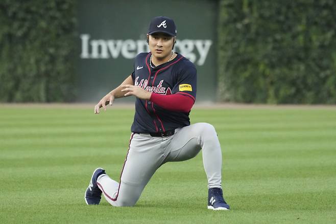 <yonhap photo-1846=""> Atlanta Braves' Ha-Seong Kim, of South Korea, warms up before a baseball game against the Chicago Cubs in Chicago, Tuesday, Sept. 2, 2025. (AP Photo/Nam Y. Huh)/2025-09-03 08:36:08/ <저작권자 ⓒ 1980-2025 ㈜연합뉴스. 무단 전재 재배포 금지, AI 학습 및 활용 금지></yonhap>