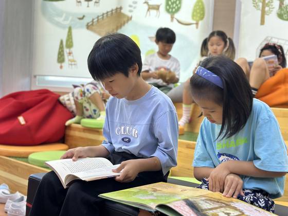 지난달 28일 제주 창천초등학교로 농어촌 유학을 온 김건후군과 김아랑양 남매가 도서실에서 책을 읽고 있다. 최충일 기자