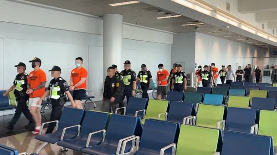 3일 필리핀 마닐라의 니노이 아키노 국제공항에서 현지 당국이 한국으로부터 도피한 피의자를 한국에 송환하기 위해 호송하고 있다. 사진 경찰청