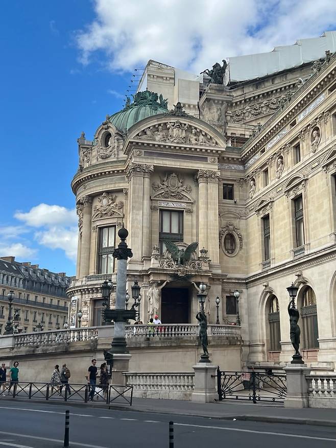 오페라 가르니에 외부 전경 / 사진. © 김선경