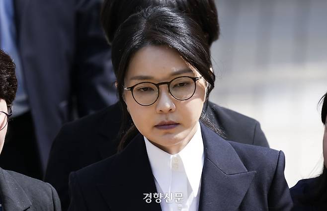 윤석열 전 대통령 부인 김건희 여사가 지난달 12일 오후 서울 서초구 서울중앙지법에서 열린 구속 전 피의자 심문(영장실질심사)을 마치고 법원을 나서고 있다. 권도현 기자