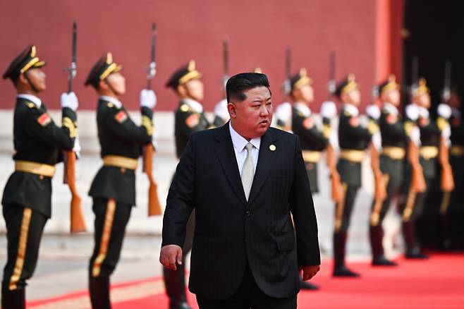 김정은 북한 국무위원장이 3일 중국 베이징에서 열린 전승절 80주년 기념식에 입장하고 있다. 타스 연합뉴스