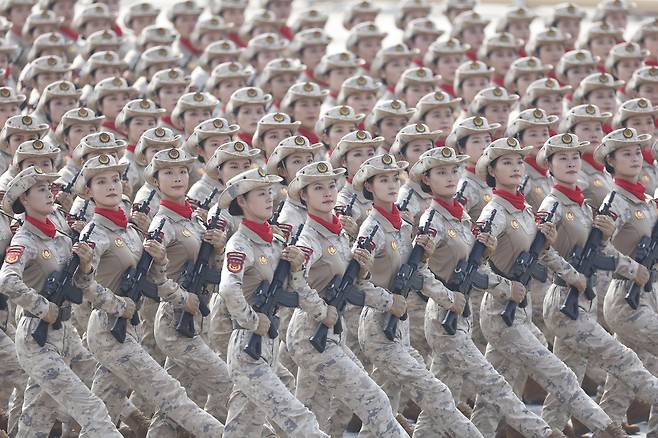 3일 베이징 톈안먼 광장에서 열린 중국 전승절 80주년 기념식에서 중국군이 퍼레이드를 하고 있다. 신화 연합뉴스