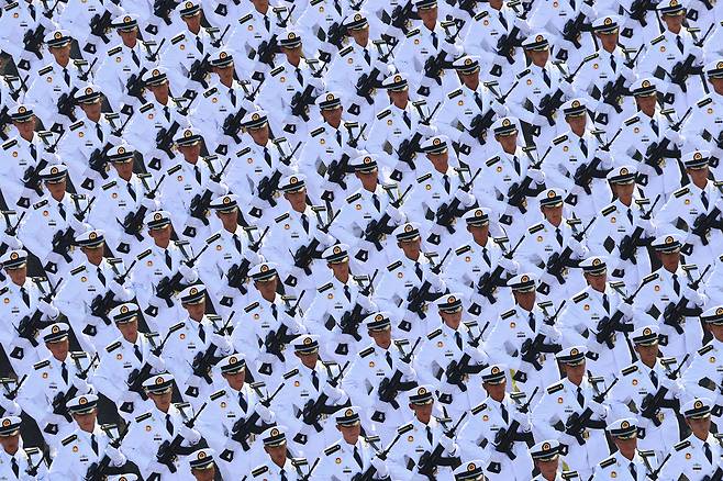 3일 베이징 톈안먼 광장에서 열린 중국 전승절 80주년 기념식에서 중국군이 퍼레이드를 하고 있다. 신화 연합뉴스