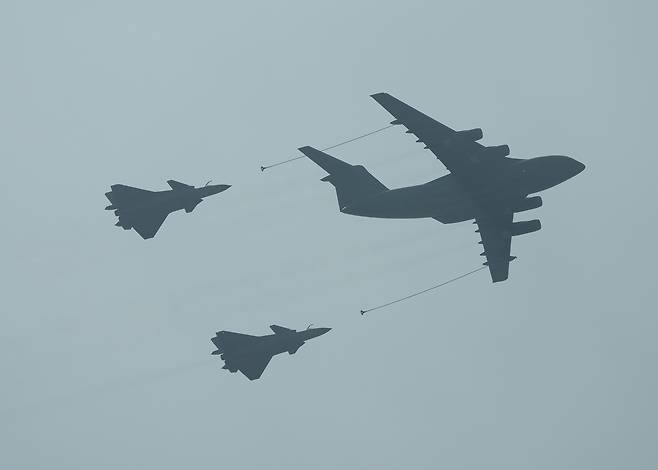 공중급유기와 스텔스기. 신화 연합뉴스