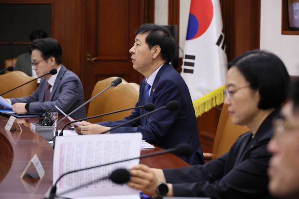 3일 정부서울청사에서 구윤철(가운데) 부총리 겸 기획재정부 장관 주재로 ‘경제관계장관회의 및 산업경쟁력강화 관계장관회의’가 진행되고 있다. 연합뉴스