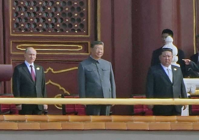 Chinese President Xi Jinping (center) attends a large-scale military parade marking the 80th anniversary of Victory Day at Tiananmen Square in Beijing on Wednesday, alongside Russian President Vladimir Putin (left) and North Korean leader Kim Jong-un. (Kyodo News via Yonhap)