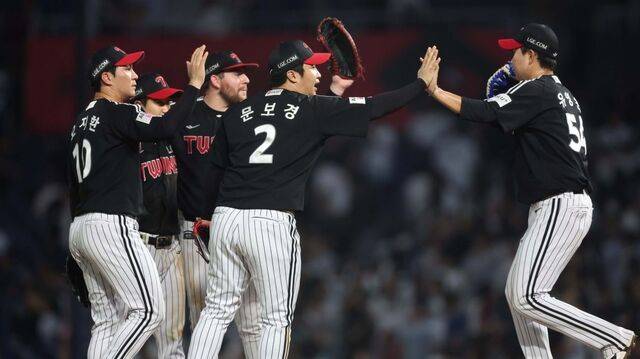 LG 트윈스 선수들이 지난 28일 경남 창원NC파크에서 열린 2025 KBO리그 NC 다이노스전에서 4대 3으로 승리한 뒤 기뻐하고 있다. 연합뉴스