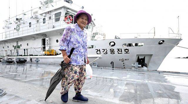 처방받은 약이 든 봉지를 손에 쥔 한 어르신이 지난달 28일 인천 옹진군 소이작도에 정박한 병원선 건강옹진호에서 내려 귀가하고 있다. 건강옹진호는 수도권 유일의 병원선이다. 인천 옹진군 도서 주민을 대상으로 내과·치과·한의과 진료를 하고 있다. 방사선실, 임상병리실, 물리치료실 등을 갖췄다.