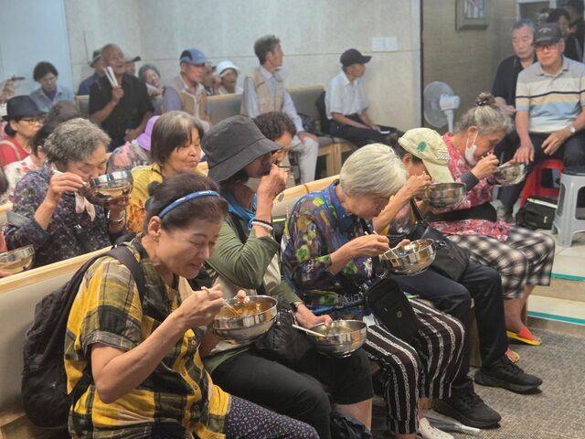 1일 교회 본당에서 짜장면을 먹는 노숙인들의 모습.