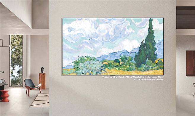 실적 부진에 시달린 LG전자는 최근 스마트 TV 플랫폼 ‘웹OS’ 사업에 기대를 거는 분위기다. 사진은 ‘LG 갤러리 플러스’를 통해 영국 내셔널 갤러리 런던에 전시된 반 고흐의 작품 ‘사이프러스가 있는 밀밭’을 감상하는 모습. (LG전자 제공)