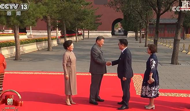 우원식 국회의장(오른쪽 두 번째)과 부인 신경혜 여사가 3일 오전 중국 베이징에서 진행된 80주년 전승절 행사에 참석해 시진핑 중국 국가주석 내외의 환영을 받고 있다./사진=CCTV캡쳐