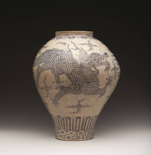 국내 최고 경매가를 기록한 ‘백자청화운룡문호’.