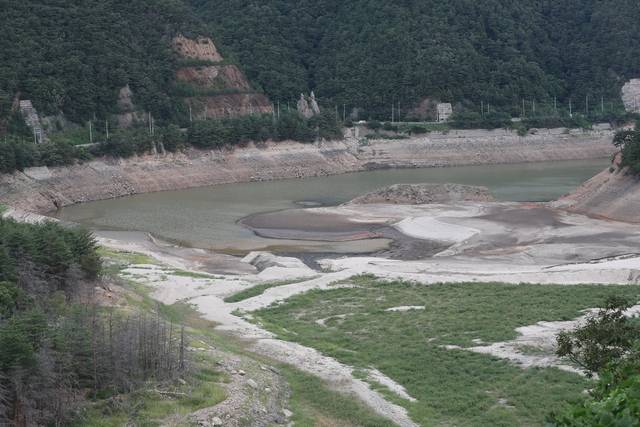 강원 강릉시 전체 생활·공업용수의 86.6%를 공급하는 오봉저수지가 바짝 말라 있는 모습. 연합뉴스