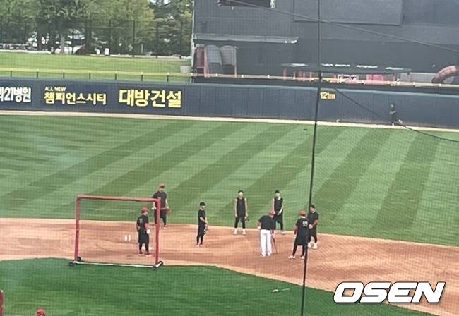 이범호 감독이 내야진을 상대로 수비를 가르치고 있다./OSEN DB