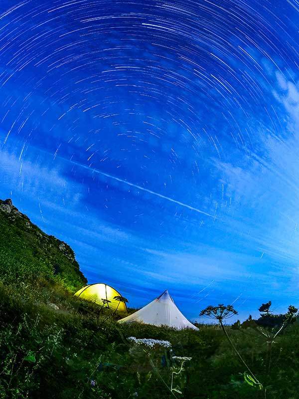 북쪽 하늘의 궤적사진. 시간이 지날수록 구름이 짙어지고 새벽녘에는 비가 내렸다.