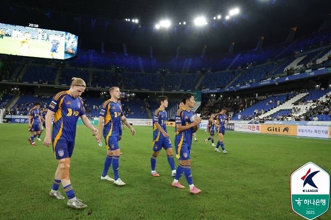 8월 30일 전북현대에게 0-2 완패한 울산HD선서들. 한국프로축구연맹 제공