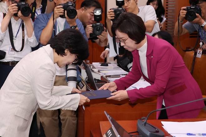 선서문 제출하는 원민경 여가부 장관 후보자 (서울=연합뉴스) 김주성 기자 = 원민경 여성가족부 장관 후보자가 3일 서울 여의도 국회 여성가족위원회에서 열린 인사청문회에서 이인선 위원장에게 선서문을 제출하고 있다. 2025.9.3