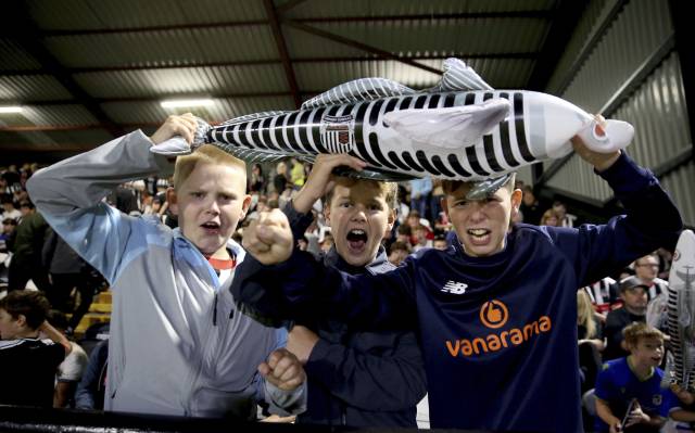 리그컵에서 맨체스터 유나이티드를 꺾은 후 기뻐하는 그림즈비 타운의 팬들. AP연합뉴스