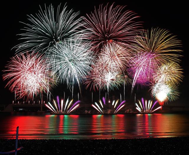 '제19회 부산불꽃축제'에서 화려한 불꽃이 부산 밤바다를 수놓고 있다. 뉴스1