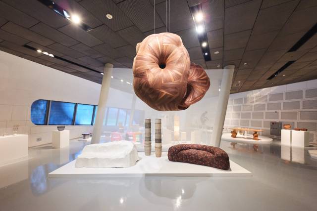 서울 동대문디자인플라자(DDP) 이간수문전시장에서 1일 개막한 '창작의 빛: 한국을 비추다'의 전시 전경. 사진제공= WeCAP, 서울디자인재단