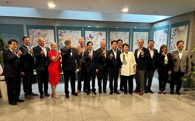 8월28일 한미의원연맹 소속 여야 의원들과 미국 에너지상업위원회 소속 의원단이 오찬 간담회를 열고 사진을 찍고 있다. ⓒ조경태 의원실 제공