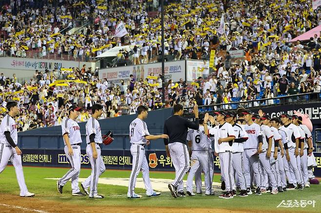 LG 선수들이 2일 잠실구장에서 열린 롯데와 홈경기에사 3-2로 이긴 뒤 하이파이브를 하고 있다. 사진제공|LG 트윈스