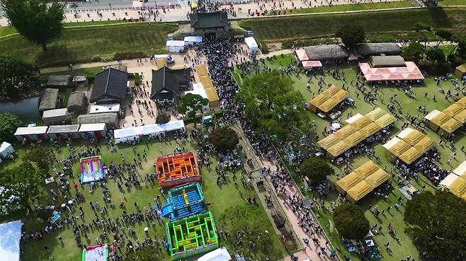 진남문 인파사진