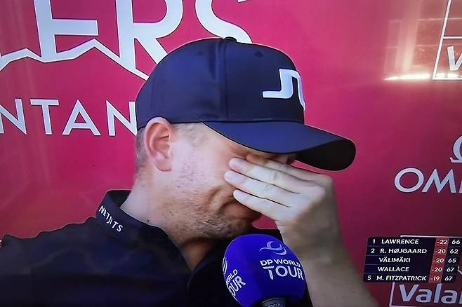 맷 월리스가 지난 1일 오메가 유러피언 마스터즈 최종 라운드를 공동 2위로 끝낸 뒤 방송 인터뷰 도중 눈물을 흘리고 있다. SNS 캡처