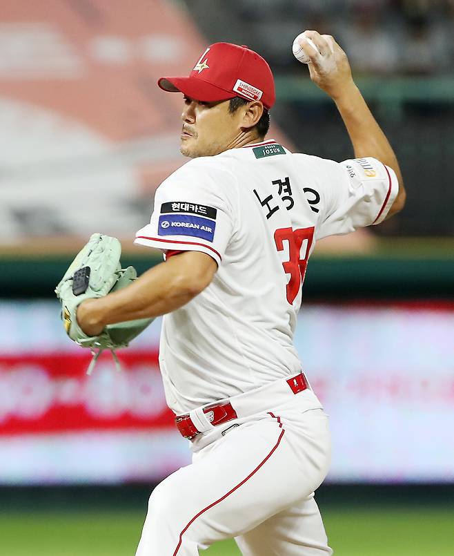 SSG 노경은이 2일 인천 키움전에서 투구하고 있다. SSG랜더스 제공