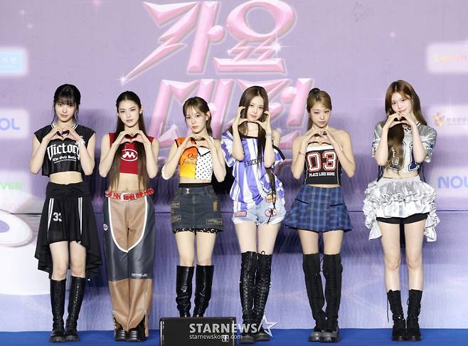 (고양=뉴스1) 권현진 기자 = 그룹 이즈나의 코코(왼쪽부터)와 마이, 유사랑, 방지민, 최정은, 정세비가 26일 경기도 고양시 일산서구 킨텍스 제1전시장에서 열린 ‘2025 SBS 가요대전 Summer’(이하 ‘가요대전’) 블루카펫 행사에 참석해 포즈를 취하고 있다. 2025.7.26/뉴스1 Copyright (C) 뉴스1. All rights reserved. 무단 전재 및 재배포, AI학습 이용 금지. /사진=(고양=뉴스1) 권현진 기자