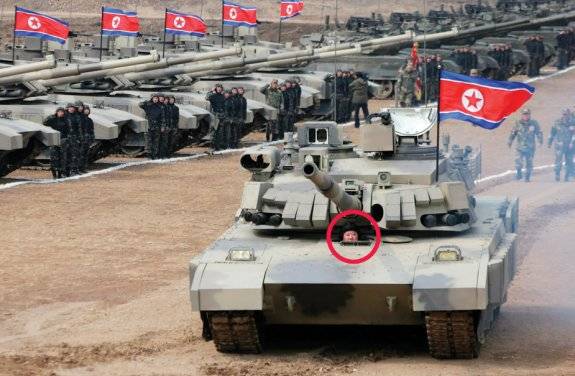 지난해 김정은 북한 국무위원장(원 안)이 직접 조종해 주목받은 북한군 천마-2 전차. 최근 키릴로 부다노우 우크라이나 군사정보국장이 외신과 인터뷰에서 러시아 파병 가능성이 있다고 주장한 기갑 장비다. 뉴스1